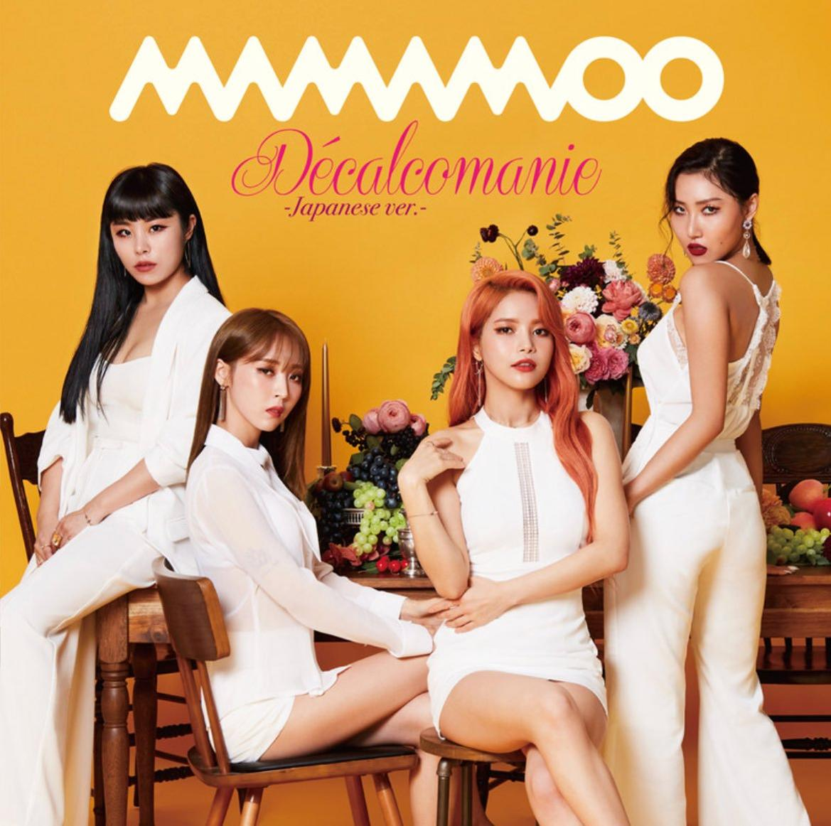 A 'Décalcomanie' című album borítója a Mamamoo-tól. Négy nő fehér ruhában, virágokkal és gyümölcsökkel.