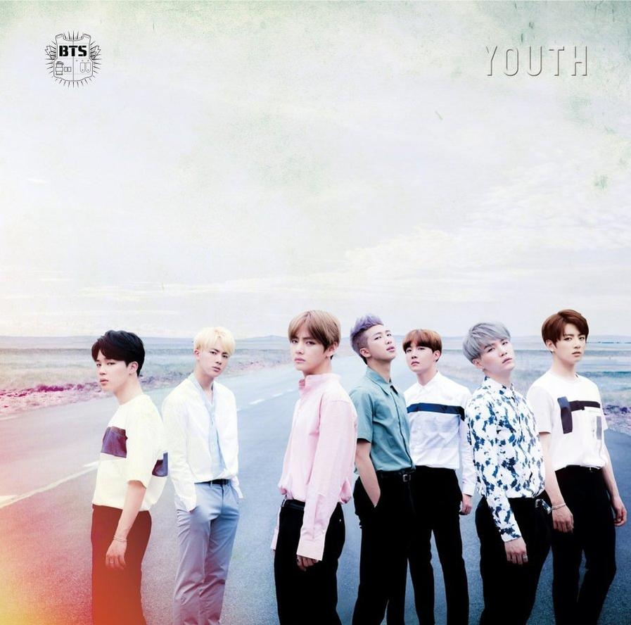 BTS csoportkép. Hét fiatalember különböző öltözékben áll az úton.