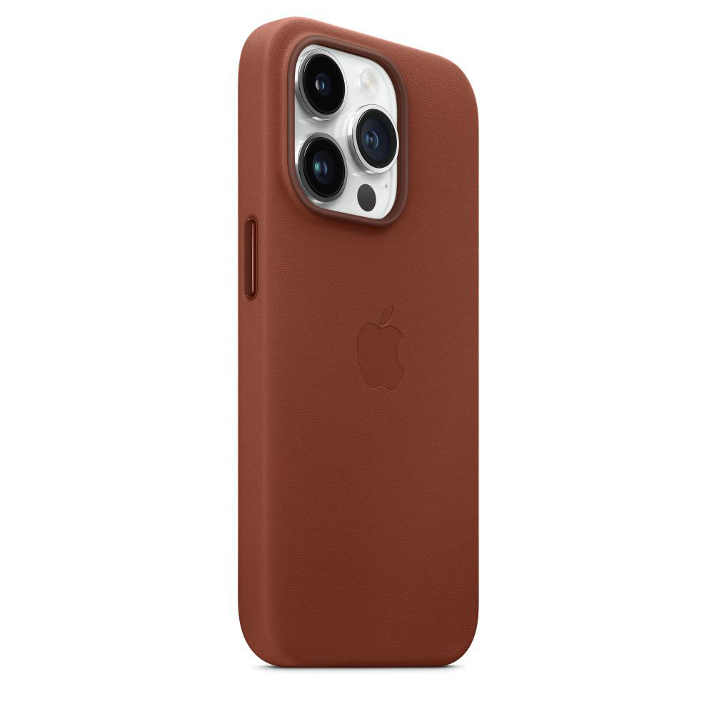 Eine braune Leder-iPhone-Hülle mit Kameraausschnitten und dem Apple-Logo.