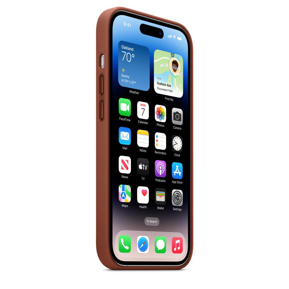 Ein iPhone mit einer braunen Lederhülle, das Wetter und App-Symbole auf dem Bildschirm anzeigt.
