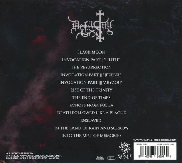 Albumcover mit dunklem Hintergrund, weißem Logo und Titelliste.