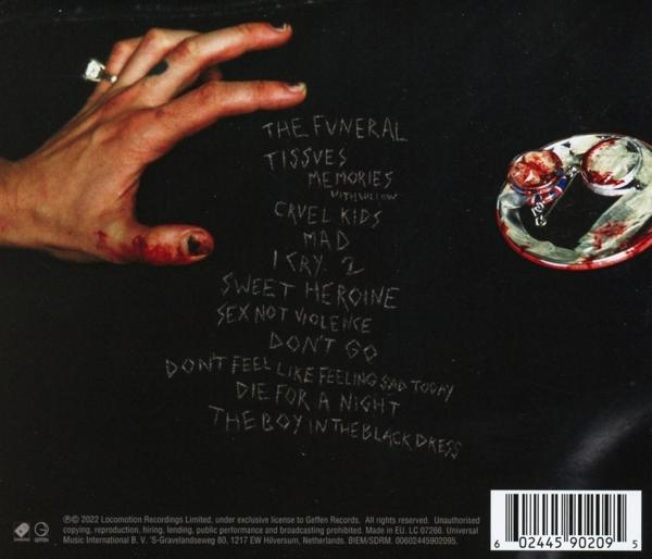 Mit Blut bedeckte Hand mit Ring. Albumcover mit handgeschriebenen Songtiteln.