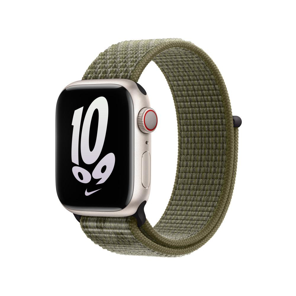 Apple Watch mit grünem Stoffarmband auf weißem Hintergrund.