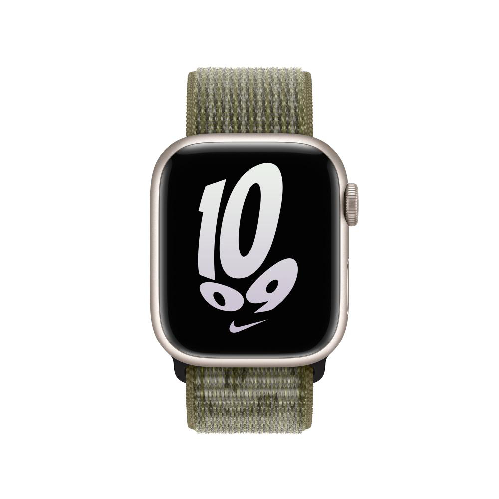 Apple Watch mit grün-beigem Sport Loop Armband, zeigt die Uhrzeit.