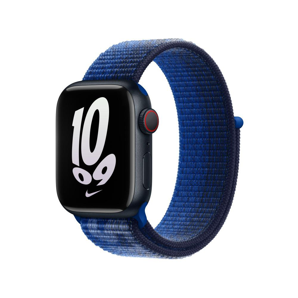 Schwarze Apple Watch mit blauem Sport Loop aus Stoff. Anzeige zeigt Uhrzeit und Zahlen.