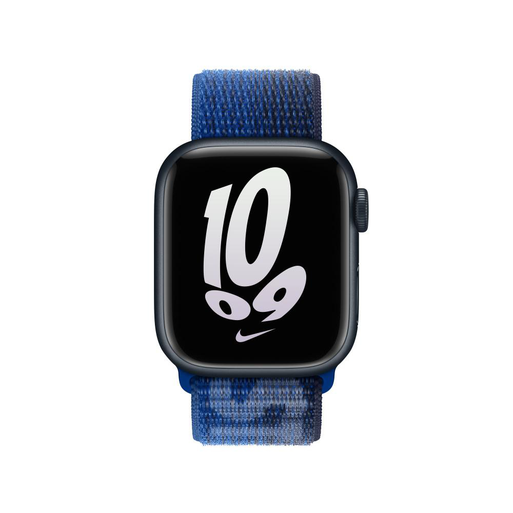 Apple Watch mit blauem Armband, schwarzes Display mit Zeit und Nike-Logo.