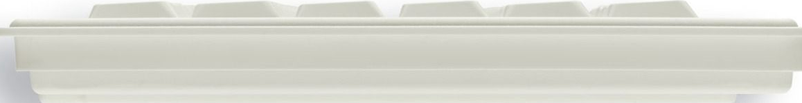 Nahaufnahme, Seitenansicht einer weißen Tastatur. Tasten sind oben sichtbar. Die Tastatur hat ein minimalistisches Design.