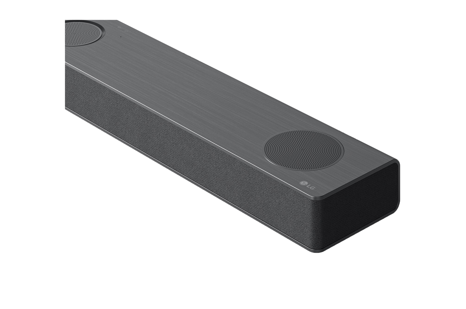 LG soundbar. Donkergrijs, rechthoekige vorm. Twee luidsprekers bovenop met LG-logo. Schuine weergave, zwarte achtergrond.