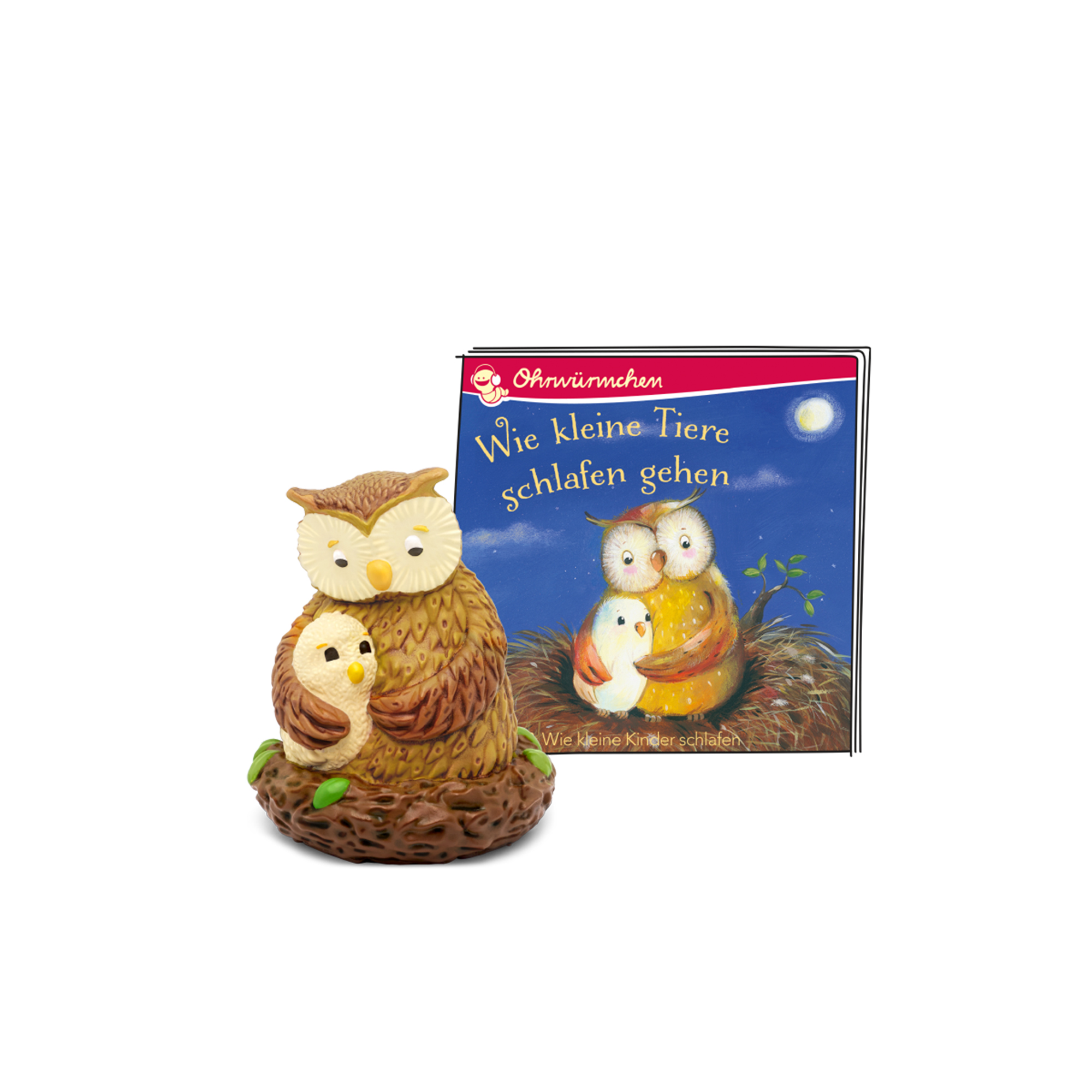 Eine Figur einer Eule und eines Baby-Eule mit einem Buch über Eulen. Weißer Hintergrund.