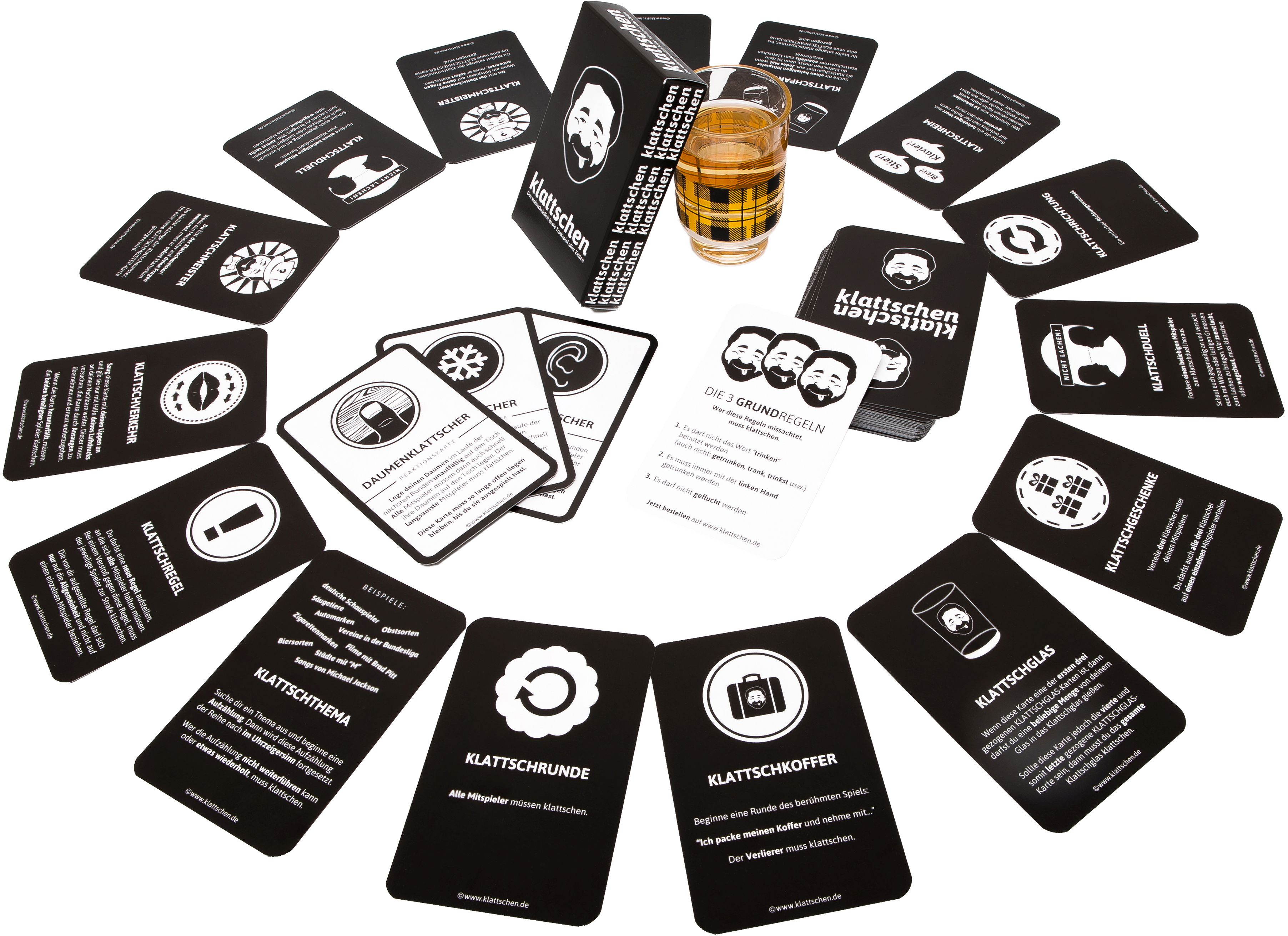 Karten und Spielsteine, mit einem Glas Bier. Das Spiel scheint ein Kartenspiel zu sein.