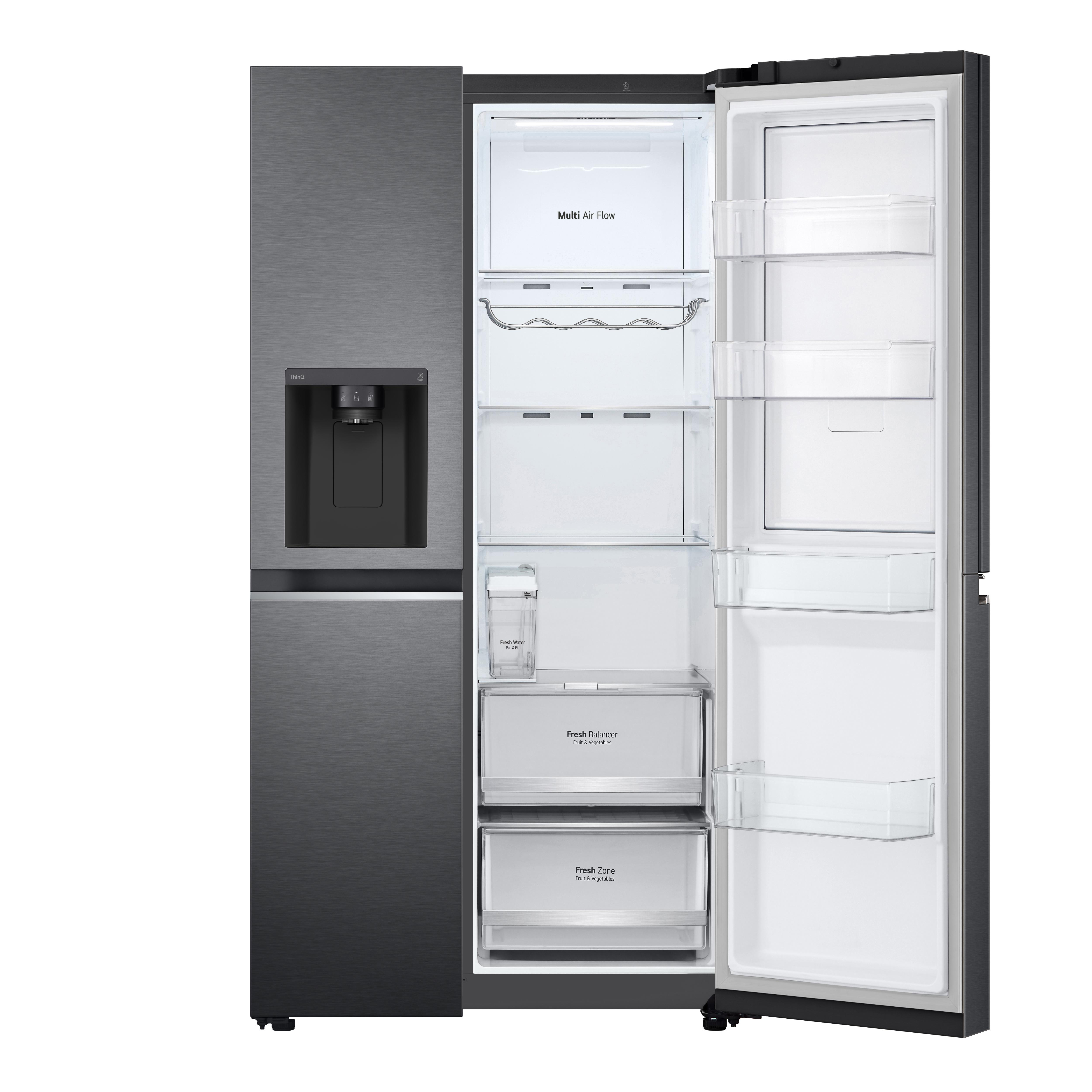 Side-by-Side-Kühlschrank mit offener Tür, zeigt Regale und Schubladen im Inneren und Wasserspender.