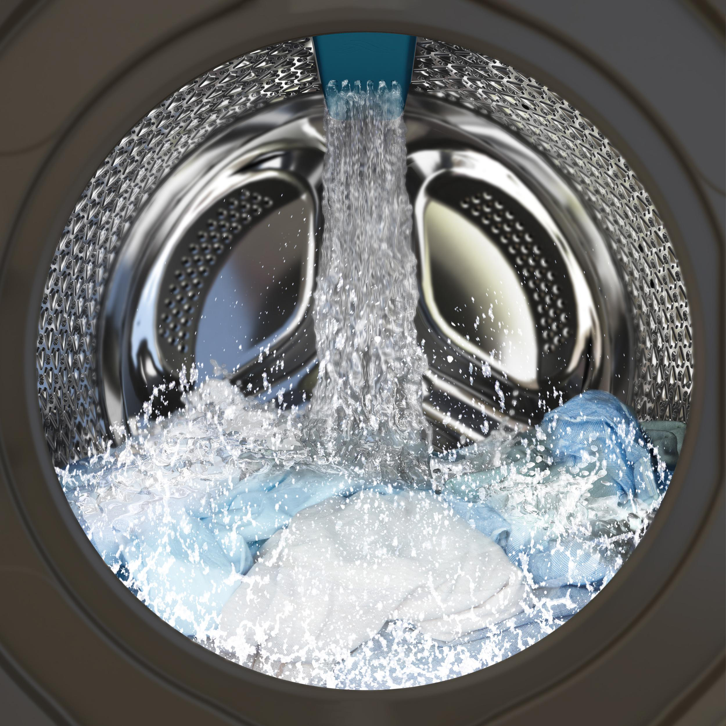 In einer Waschmaschine strömt Wasser auf blaue und weiße Kleidung und erzeugt Spritzer.