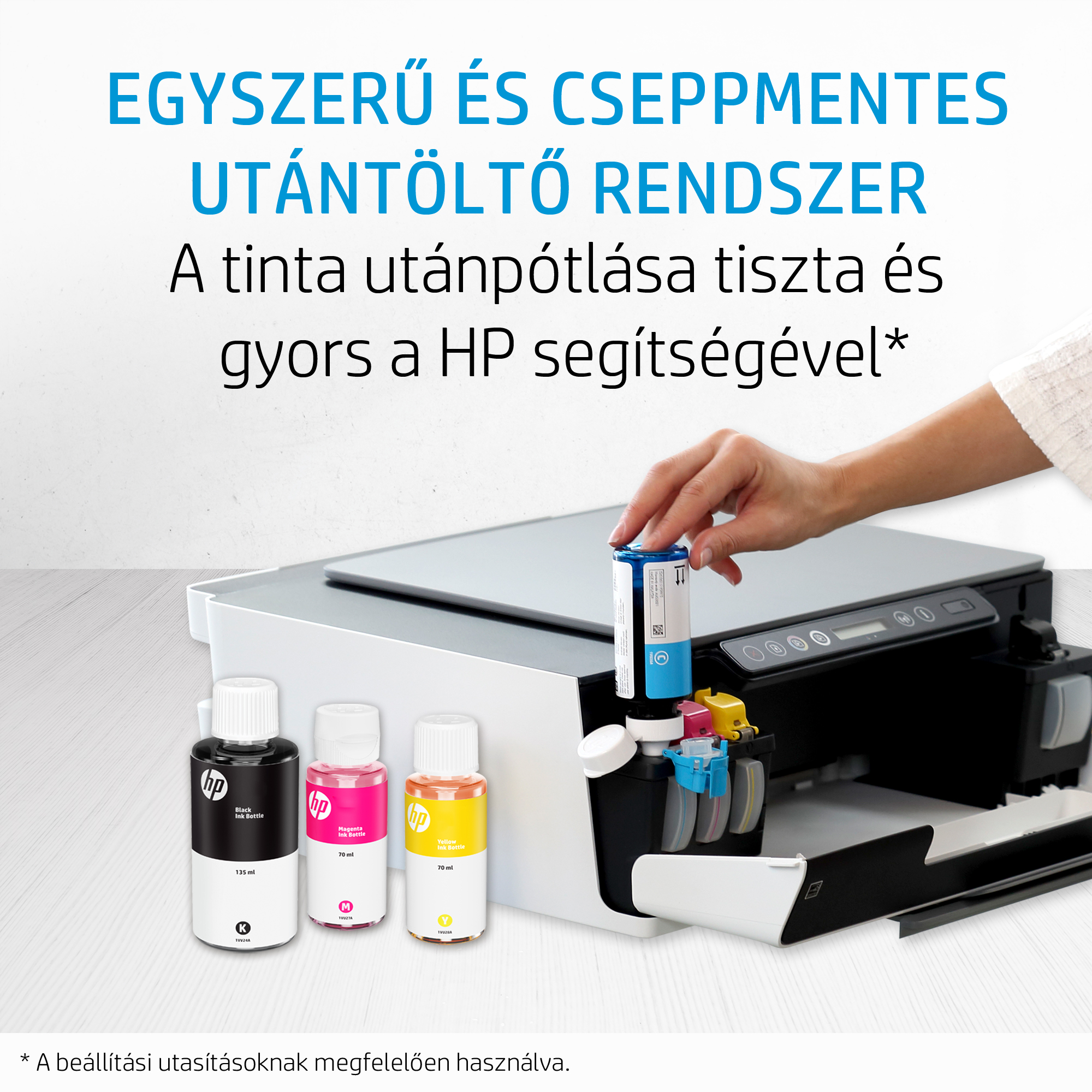 Egy nő újratölti a nyomtató tintáját. Tintapalackok és nyomtató látható.