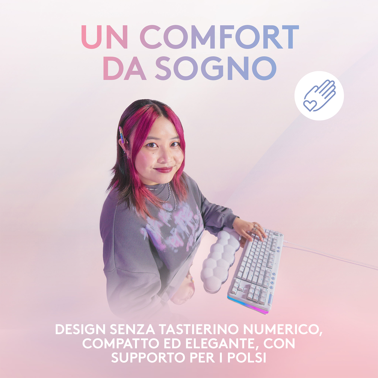 Donna con capelli rosa e tastiera con supporto per i polsi, promuovendo comfort e design.