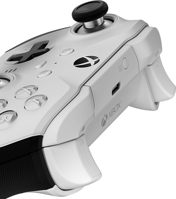 Fehér Xbox kontroller. Fekete gombjai és joystickjei vannak. A háttér fekete, kiemelve a kontroller dizájnját.