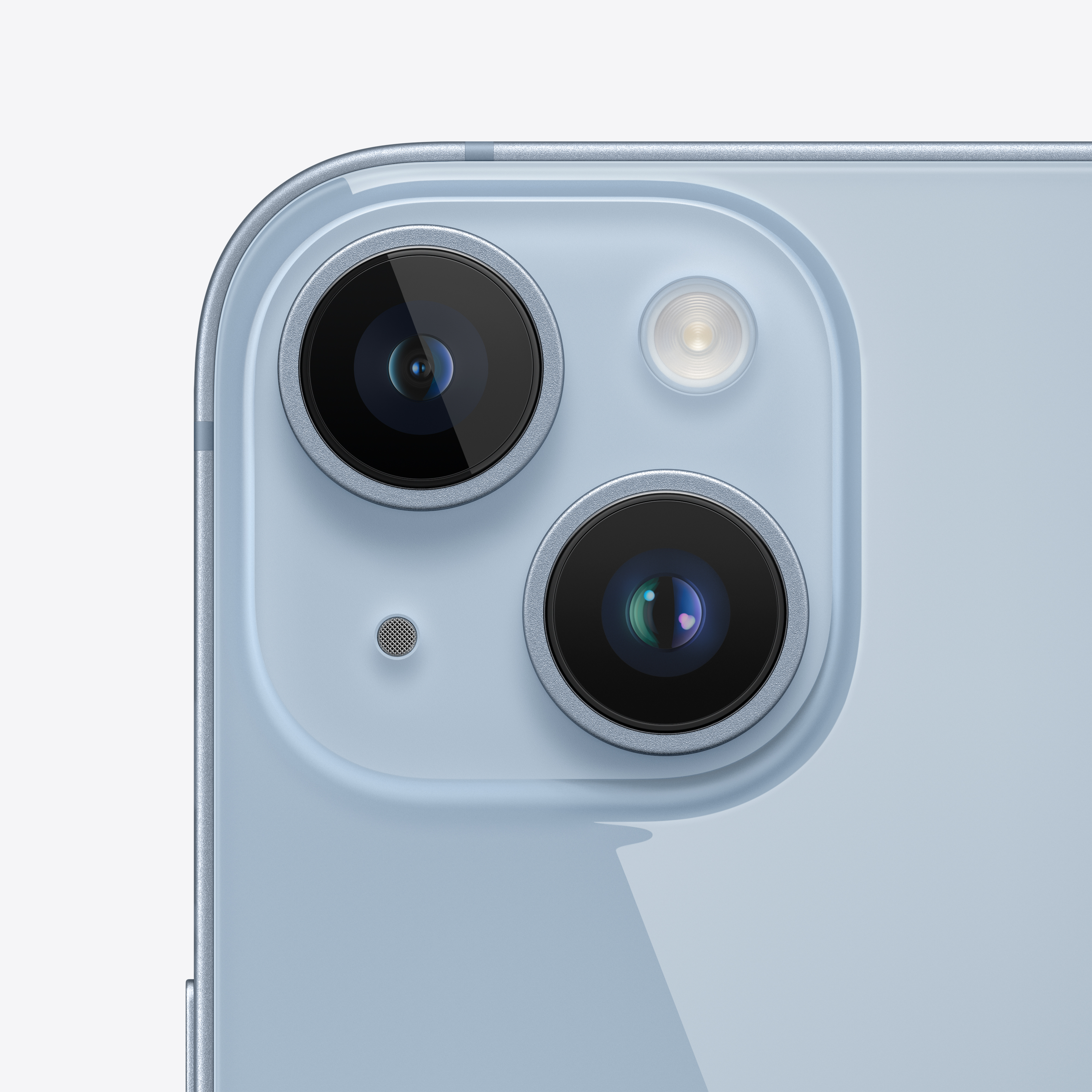 iPhone 14 kamera lenslerinin yakından görünümü, beyaz zemin üzerinde açık mavi telefon.