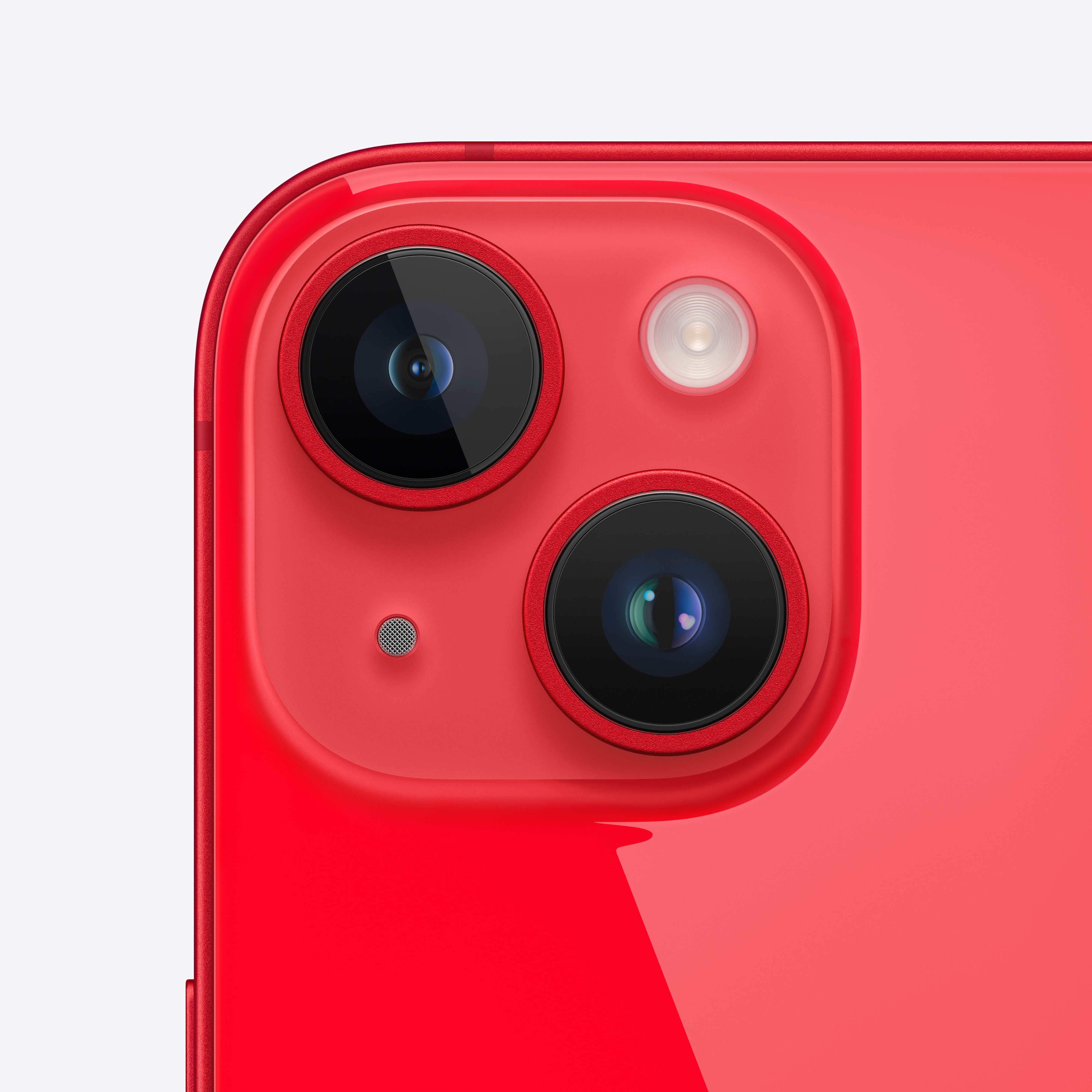 Beyaz zemin üzerinde, iki lensli ve flaşlı kırmızı bir iPhone kamera modülünün yakın çekimi.
