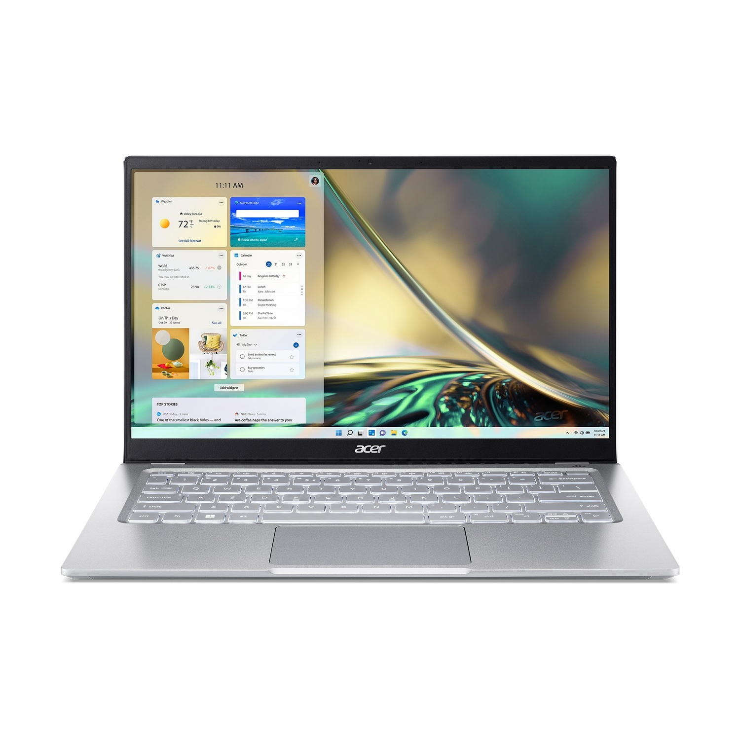 Portátil Acer plateado abierto, mostrando una interfaz de Windows con varias ventanas.