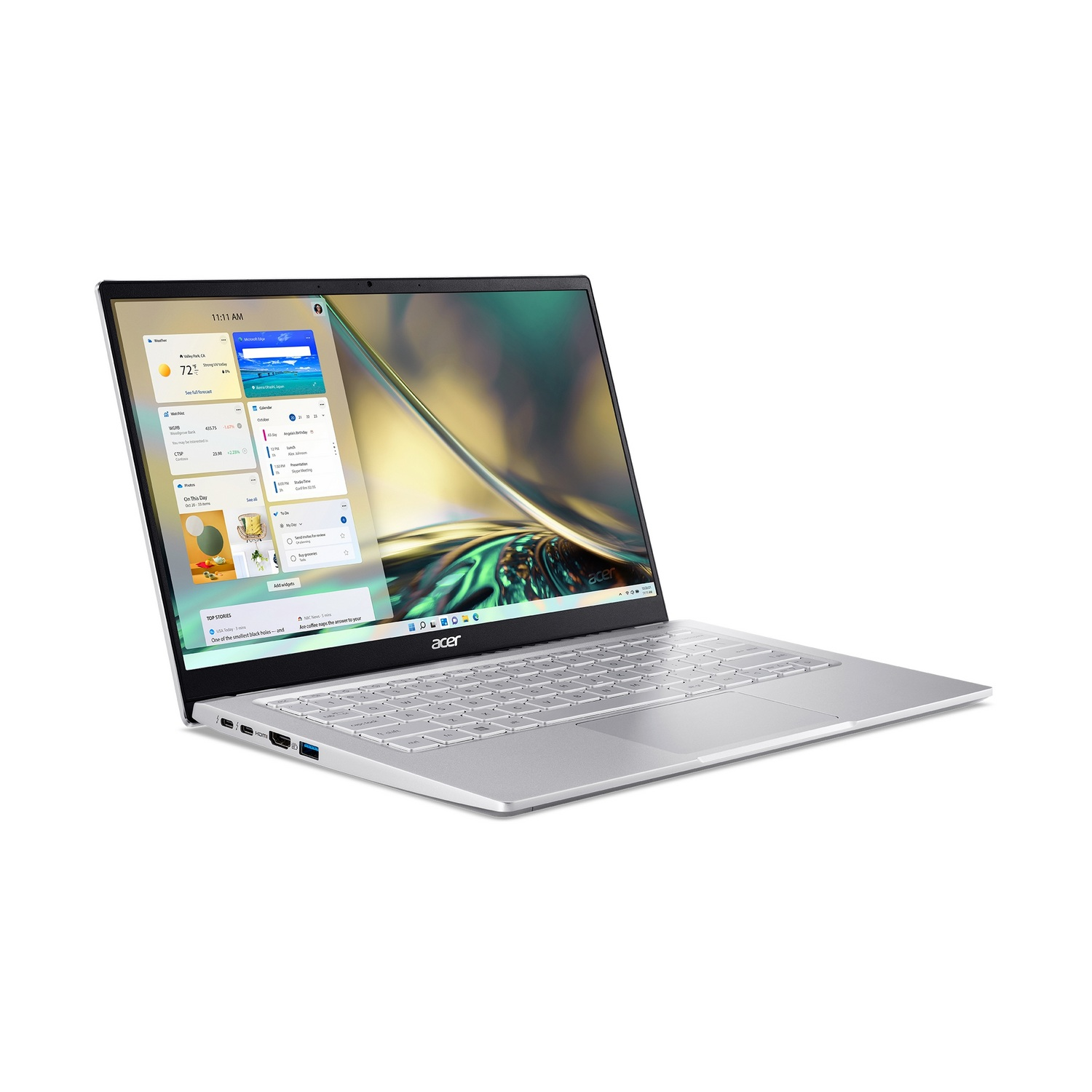 Portátil Acer plateado, ligeramente abierto sobre un fondo blanco. La pantalla muestra una interfaz de escritorio.