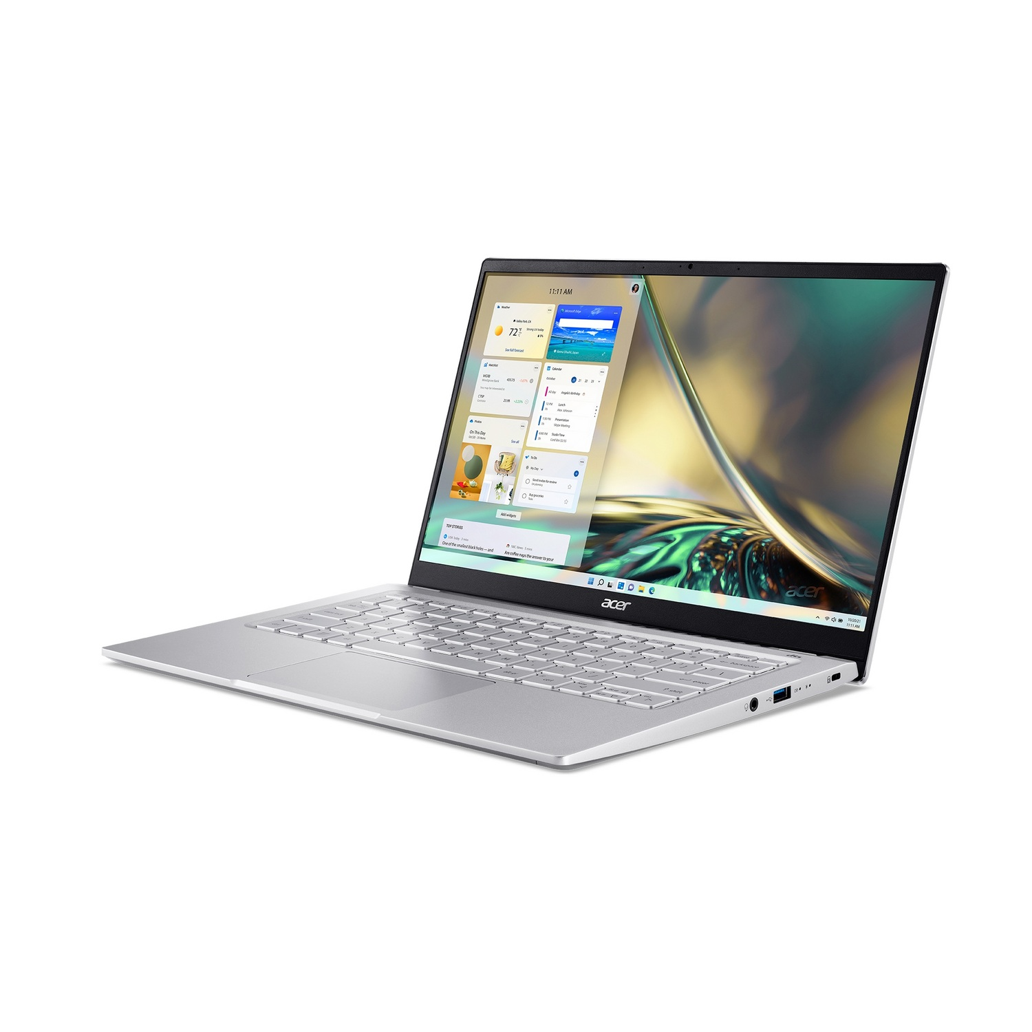 Una laptop plateada está abierta sobre una superficie blanca. La pantalla muestra un sitio web y otros contenidos.