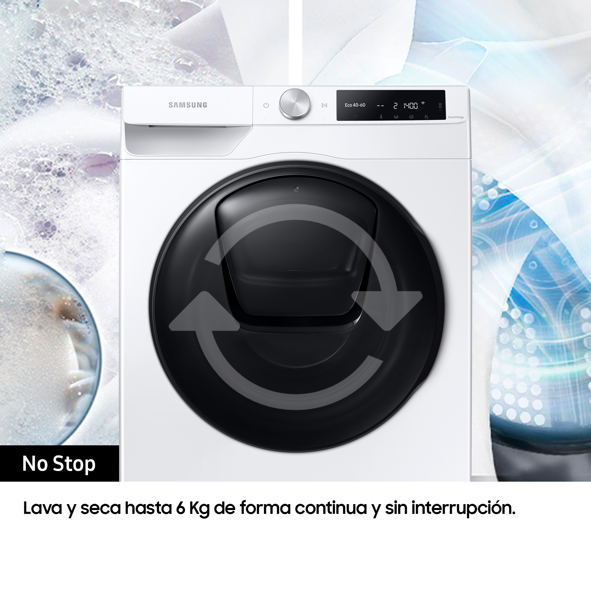 Una lavadora Samsung blanca con puerta negra y pantalla digital. Flechas muestran la acción de lavado.