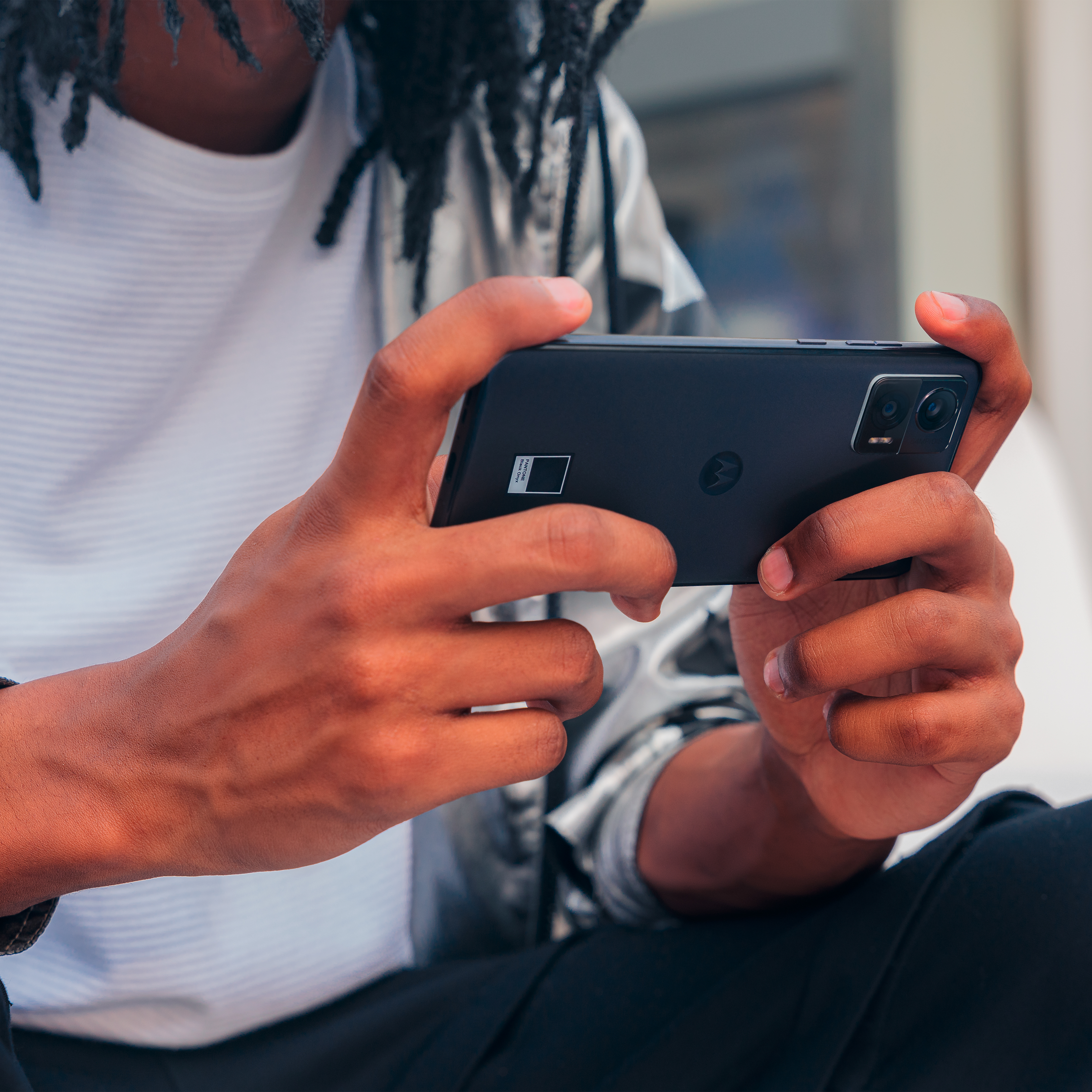 Person hält ein schwarzes Motorola-Telefon, Nahaufnahme.