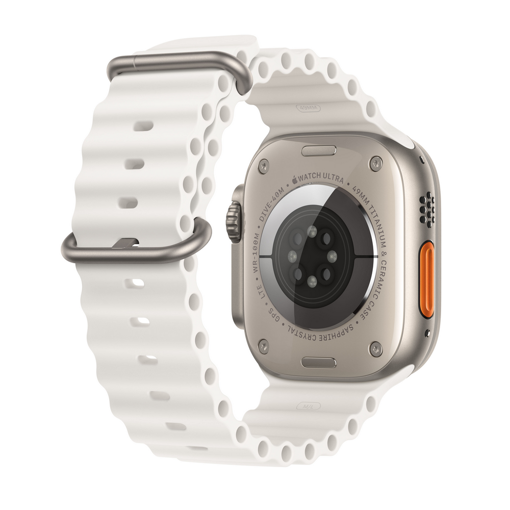 Apple Watch Ultra, mostrando la parte trasera con correa blanca y un botón naranja en el lateral.