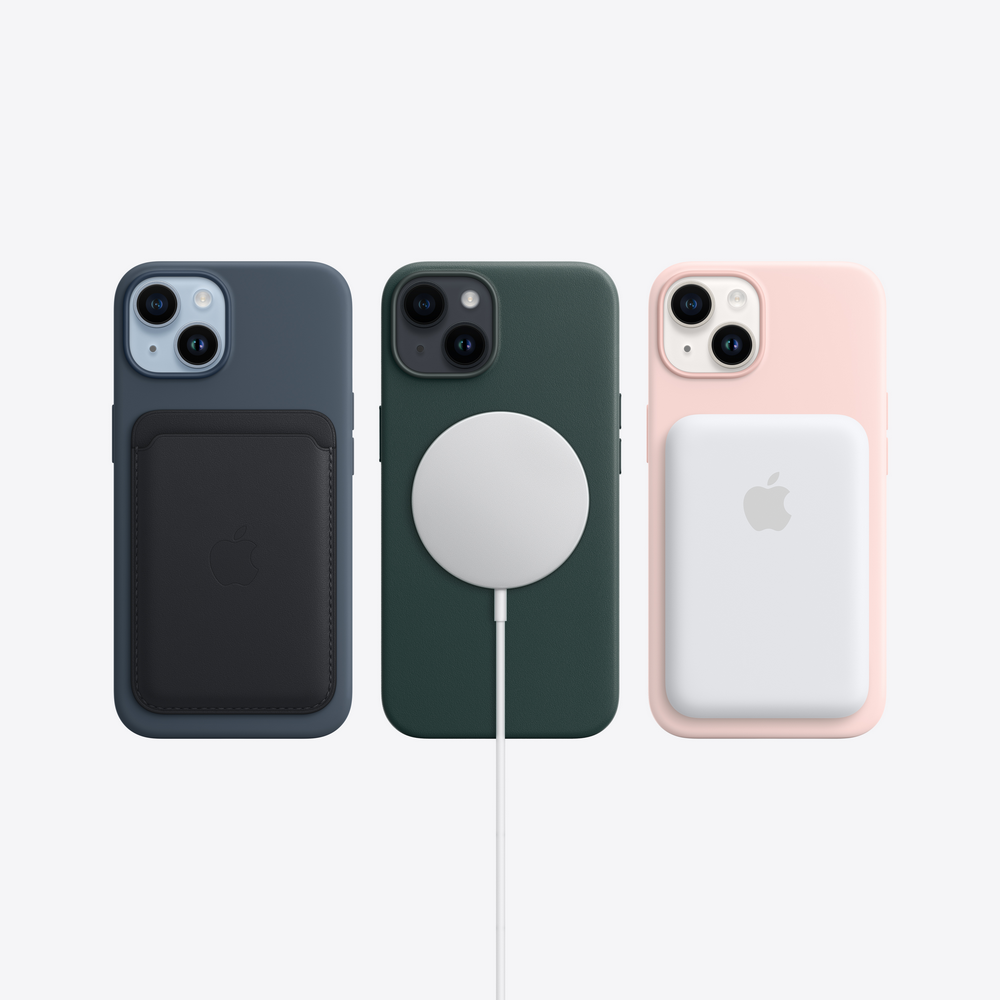 Tres iPhones con accesorios. Diferentes fundas. Accesorios MagSafe y una cartera.