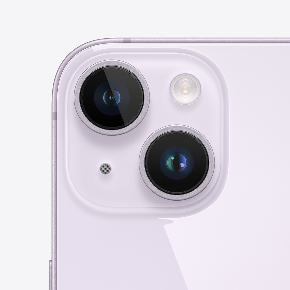 Primer plano del módulo de cámara de un iPhone lila claro, con dos lentes, flash y micrófono.