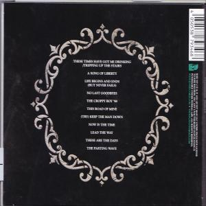 Dos d'un boîtier de CD. Liste des titres de l'album dans un cadre décoratif. Fond noir et texte blanc.