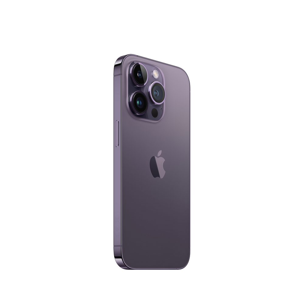 iPhone morado con tres cámaras en la parte trasera. El teléfono está sobre un fondo blanco.
