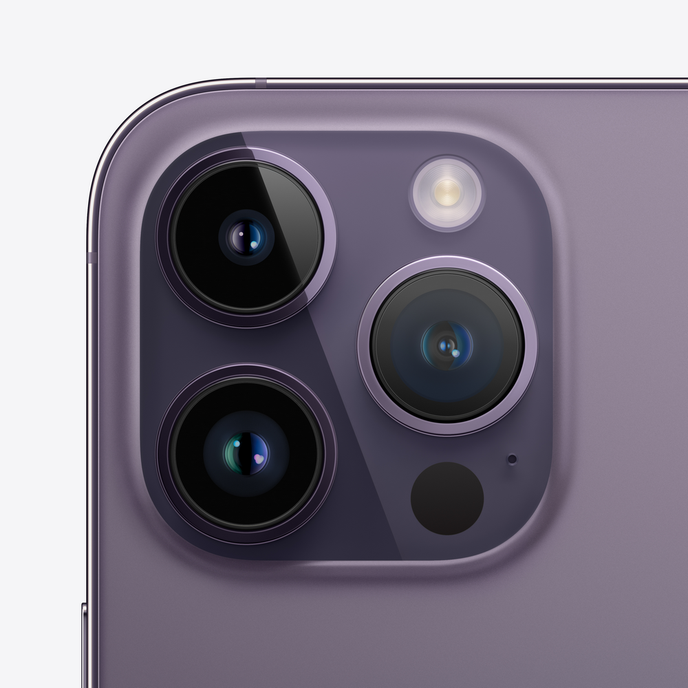 Primer plano del módulo de cámara púrpura del iPhone con tres lentes, flash y micrófono.