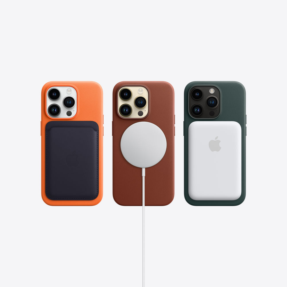 Tres fundas para iPhone 14 Pro con accesorios: cartera naranja, cargador marrón y batería verde.