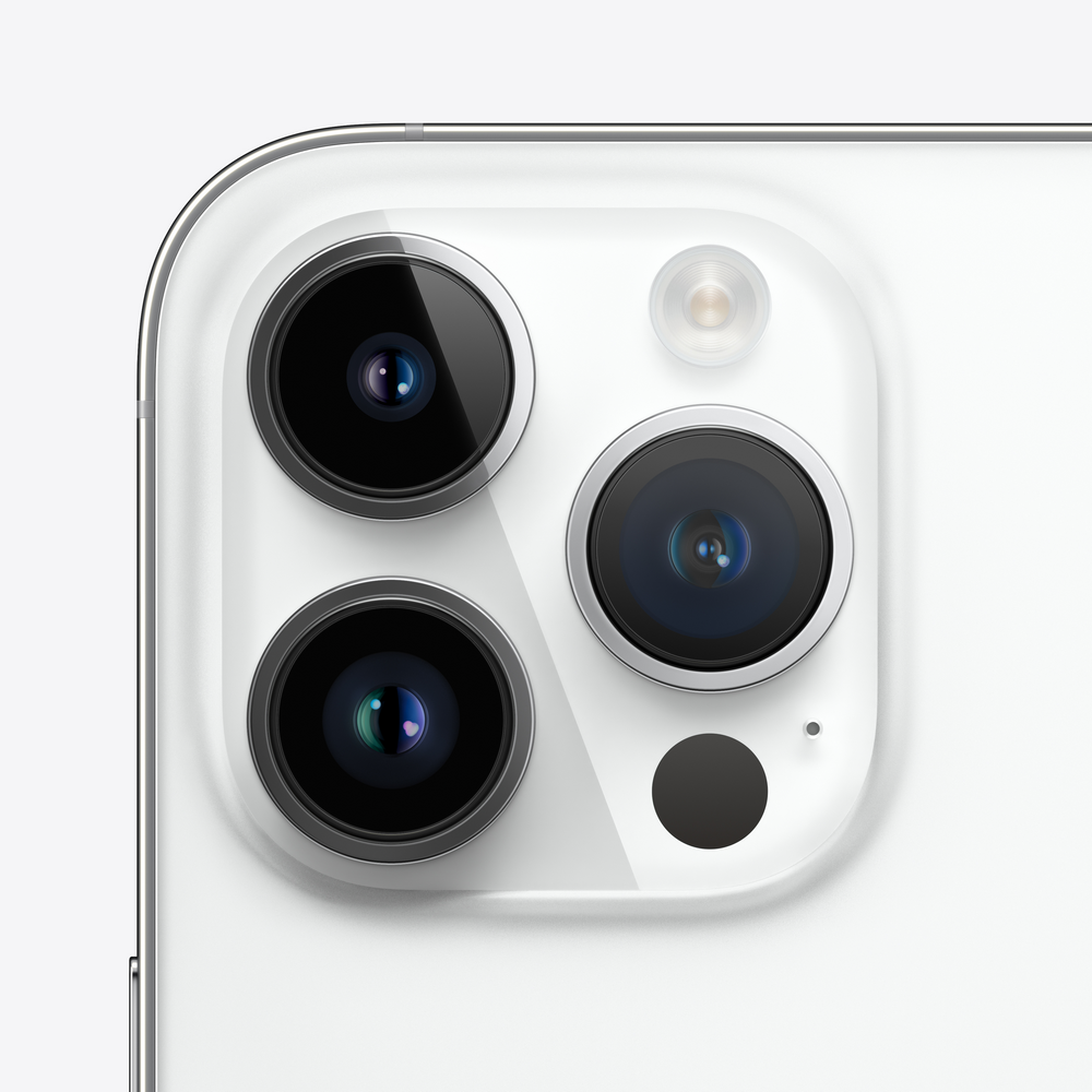 Primer plano del módulo de cámara de un teléfono blanco. Con tres lentes, flash y micrófono.