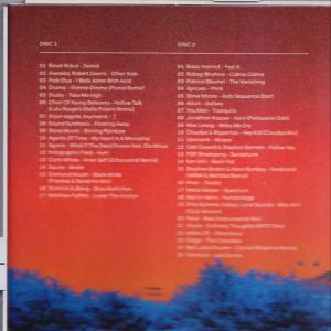 Doppelalbum mit Tracklisten auf der Rückseite. Roter und blauer Farbverlauf im Hintergrund.