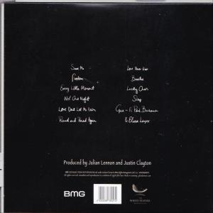 Pochette d'album noire avec texte blanc, titres de chansons et crédits. Produit par Julian Lennon.