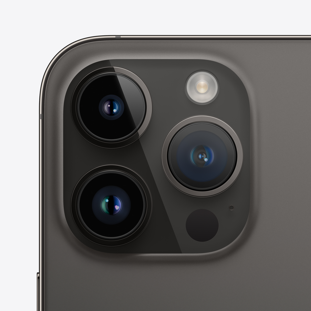 Primer plano de la matriz de cámaras del iPhone, con tres lentes y un flash.