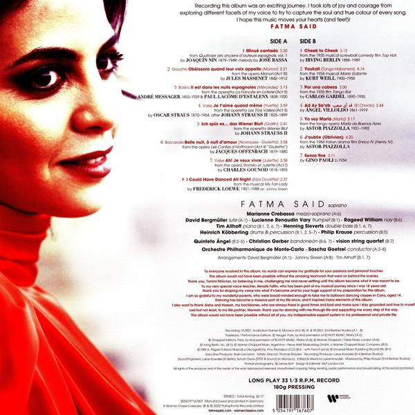 Sötét hajú nő, piros felsőben, oldalra néz. Szöveg és album részletek a jobb oldalon.