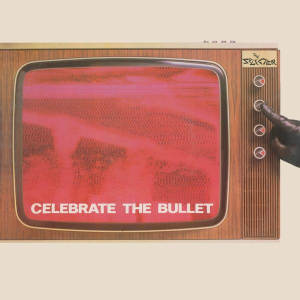 Retro tévé piros statikus zajjal és a "Celebrate the Bullet" felirattal. Egy fekete kesztyűs kéz a képernyőre mutat.