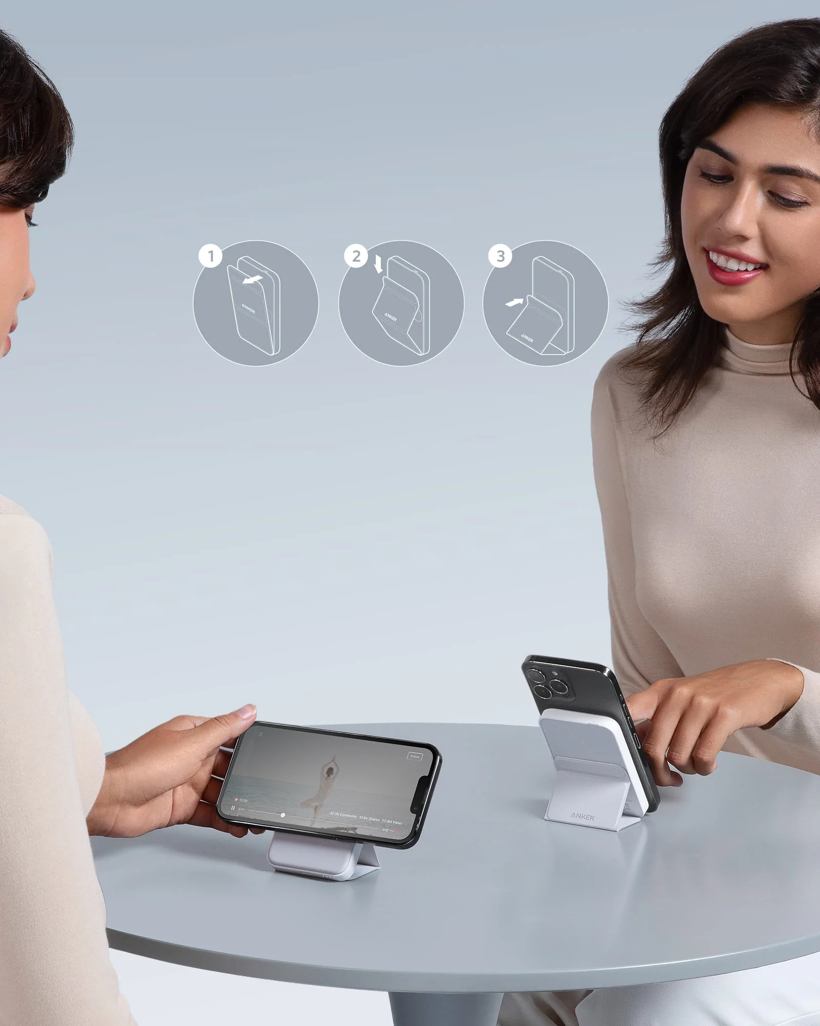 İki kadın, telefon sehpasıyla telefon kullanıyor, üç adımlı talimatlar gösteriliyor.