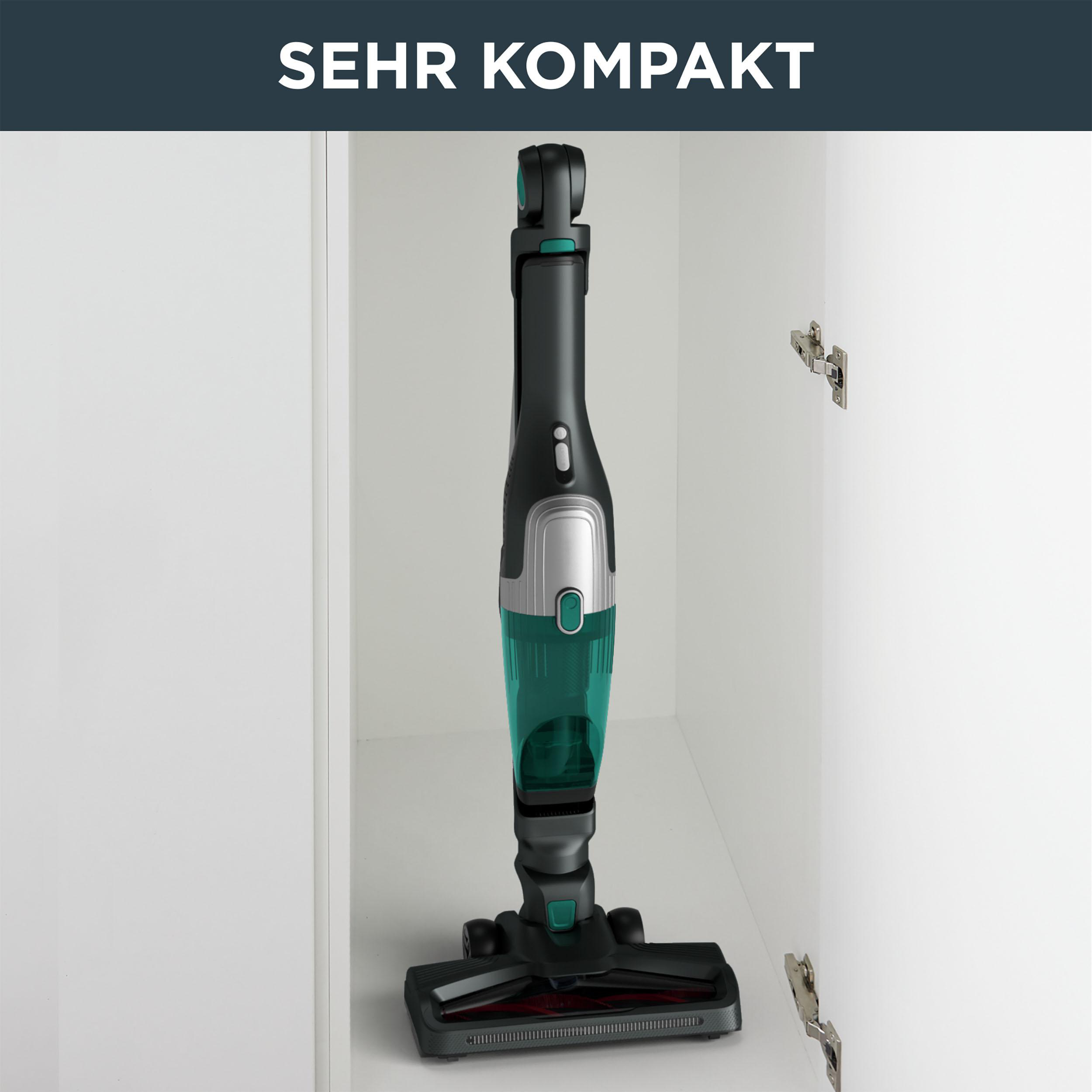 Ein Staubsauger wird in einem weißen Schrank aufbewahrt. Der Staubsauger ist schwarz und blaugrün.