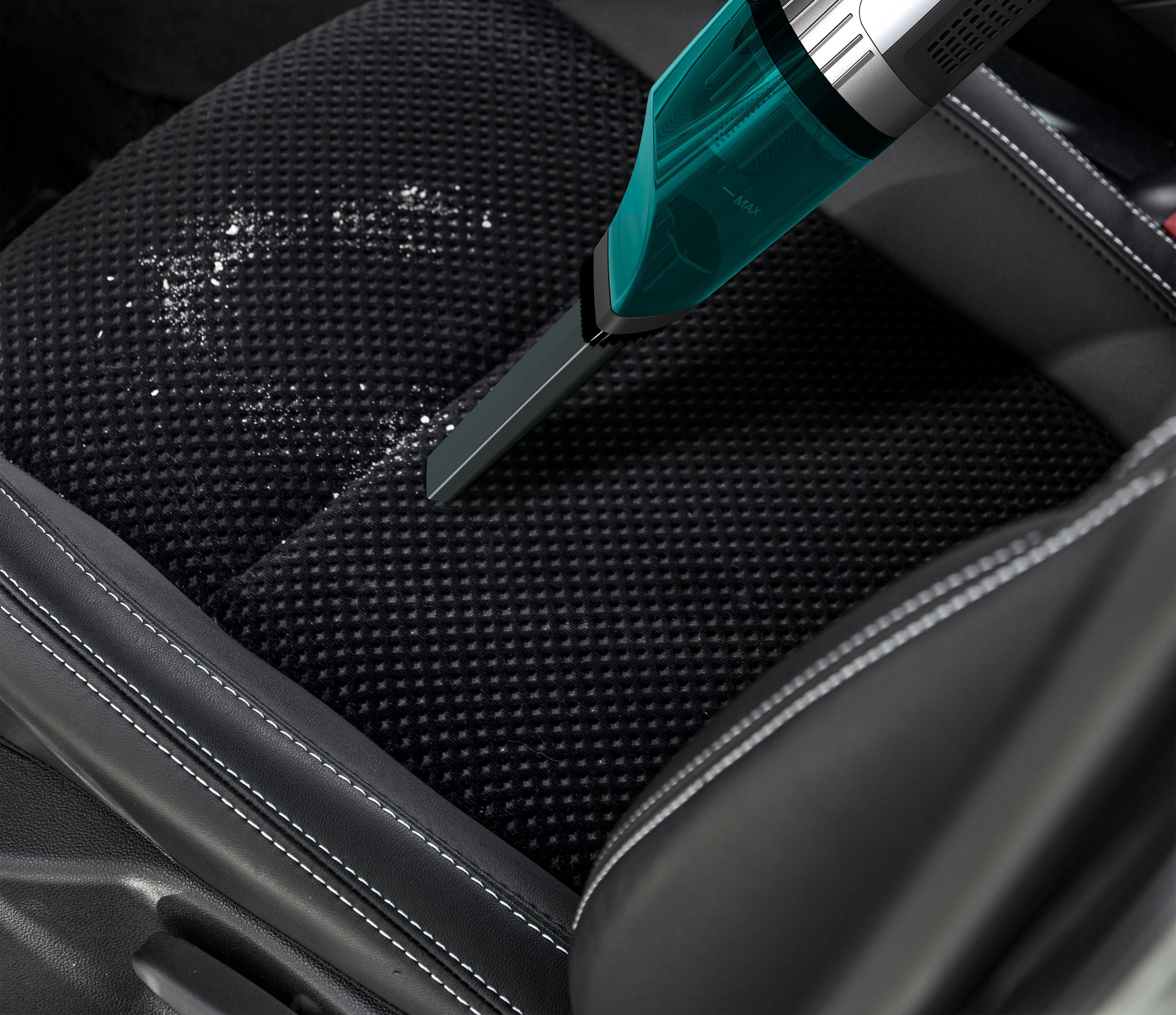 Ein schwarzer Kulturbeutel mit Toilettenartikeln: Zahnbürste, Zahnpasta und Rasierer.