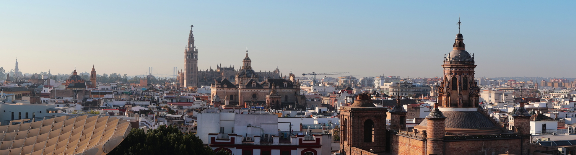 Panorama von Sevilla, Spanien. Die Skyline der Stadt umfasst Gebäude und Kirchen unter klarem Himmel.