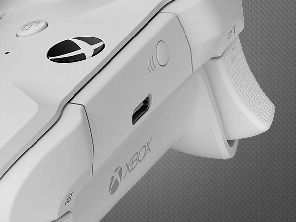 Controller Xbox bianco, primo piano del lato con pulsanti e porta USB.