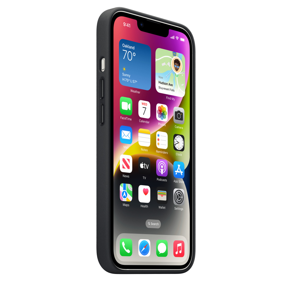 iPhone dans un étui noir. L'écran affiche des icônes d'applications et des informations météorologiques. Isolé sur fond blanc.