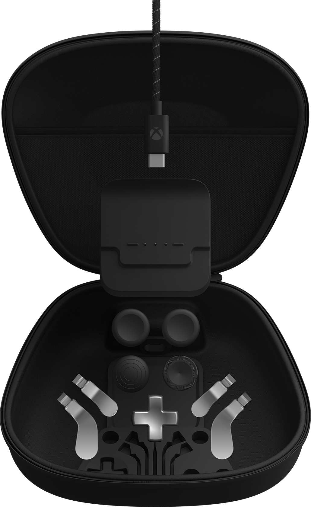 Schwarzer Xbox Elite Series 2 Controller und Zubehör in einem Etui. Schwarzer Hintergrund.