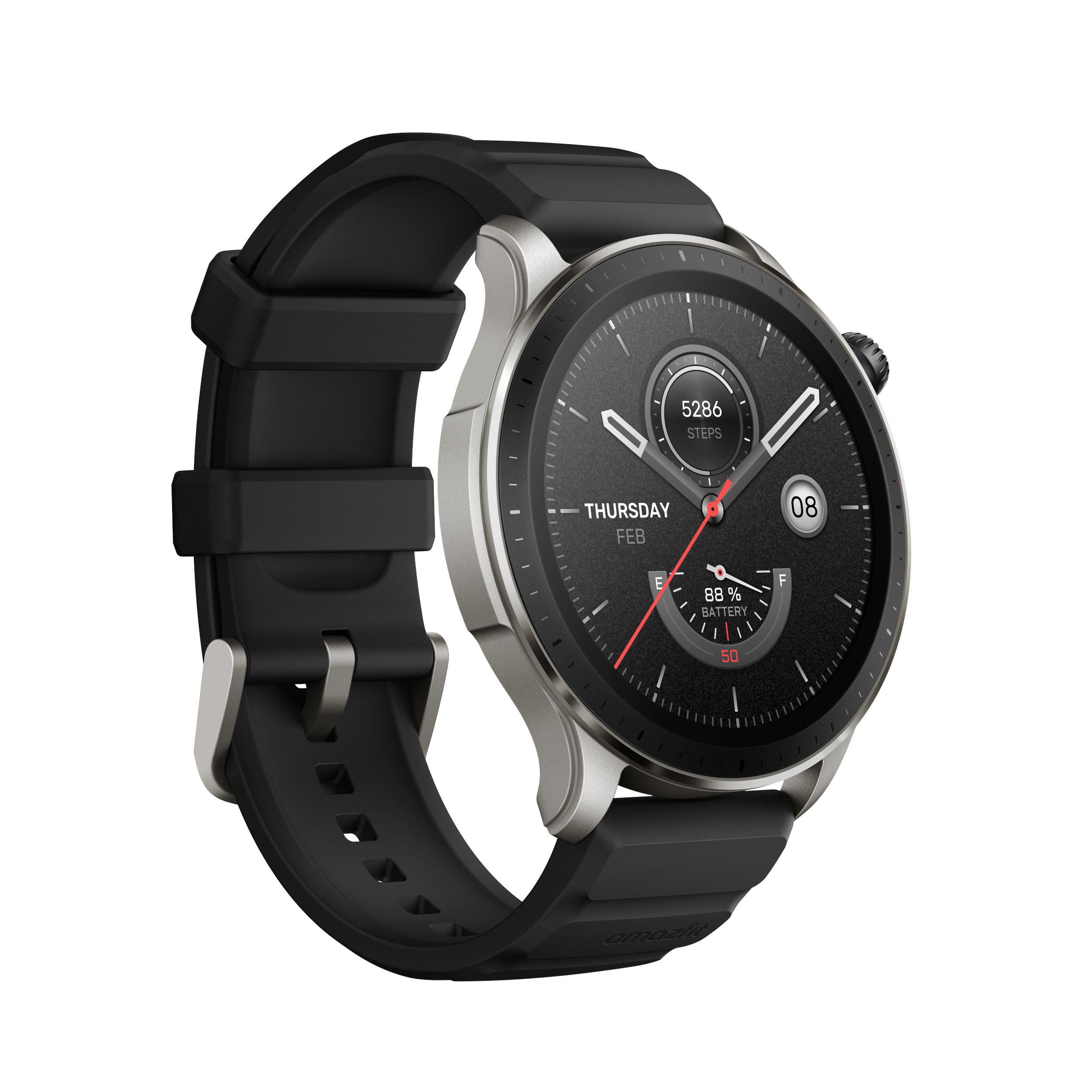 Schwarz-silberne Smartwatch mit schwarzem Armband. Zeigt Schritte, Datum, Uhrzeit und Akkustand.