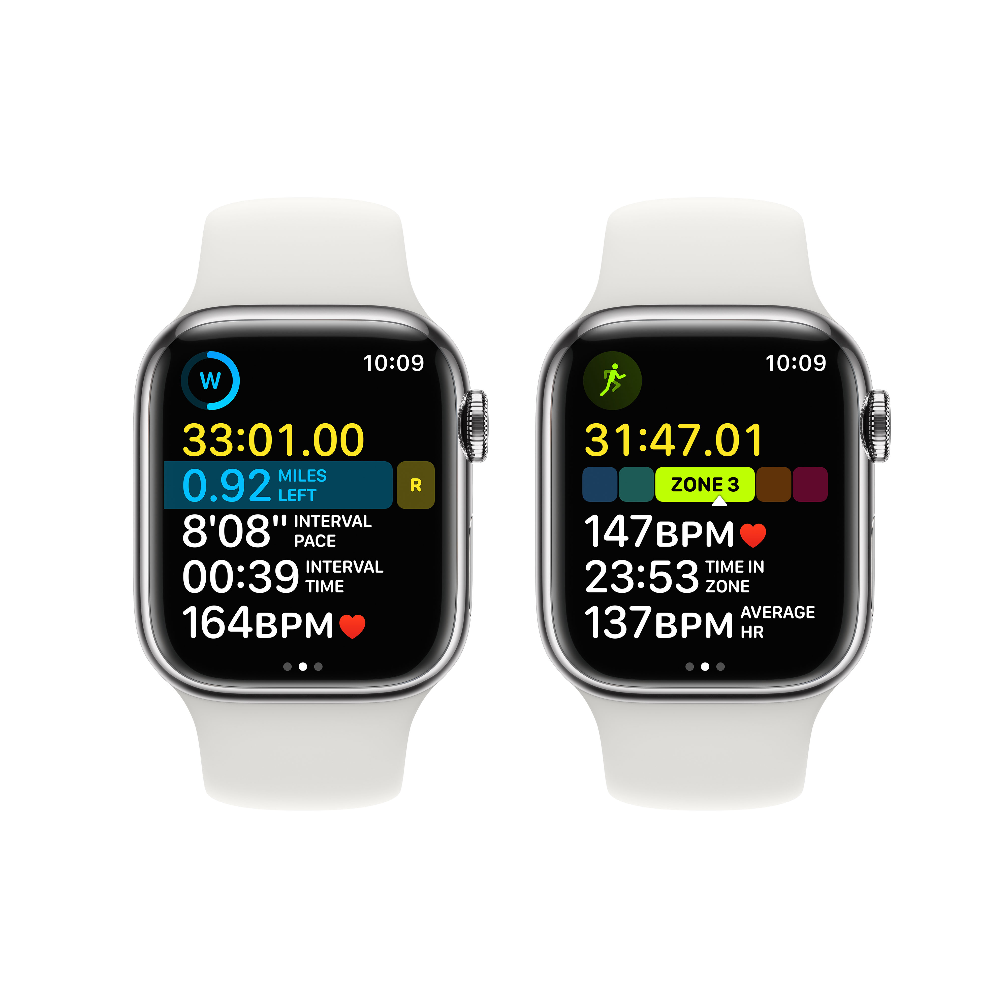 Zwei Apple Watches mit weißen Bändern, die Trainingsdaten anzeigen. Bildschirme zeigen Zeit, Herzfrequenz und Aktivität.