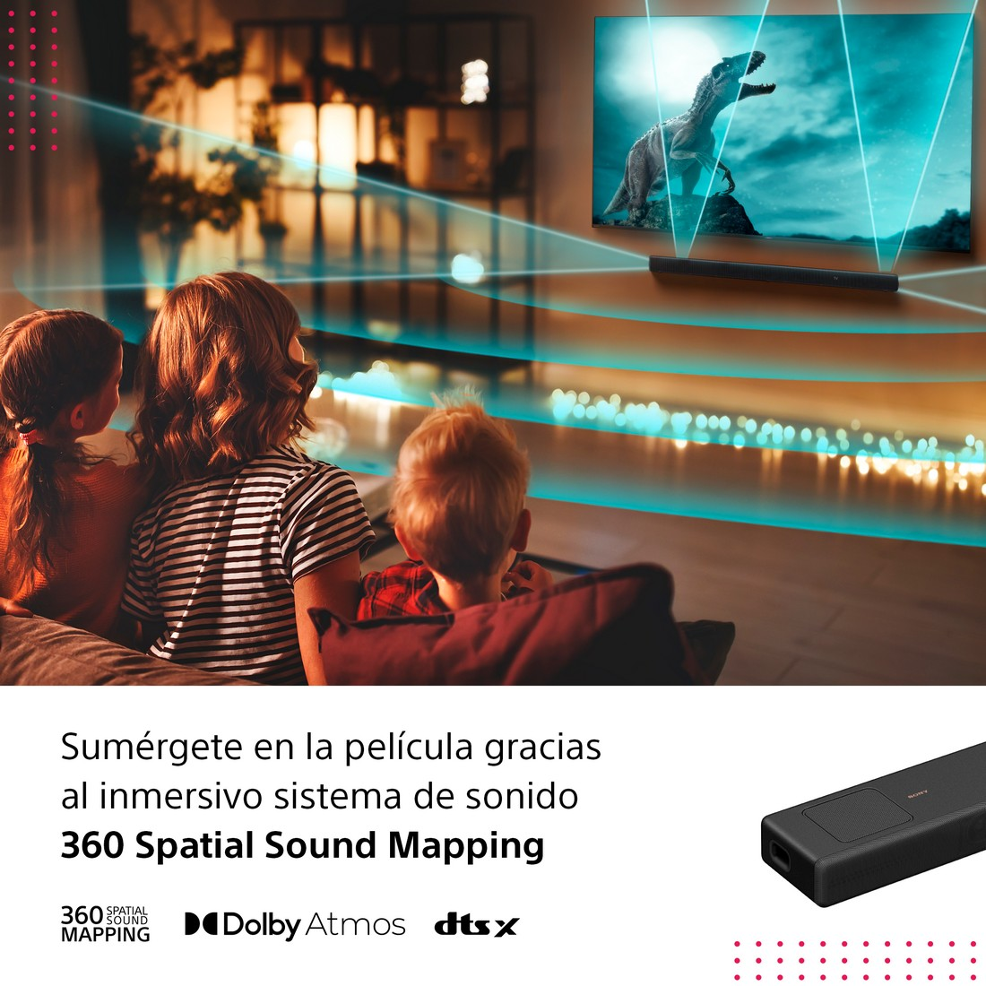 Una familia viendo la televisión. Una barra de sonido está colocada debajo del televisor.