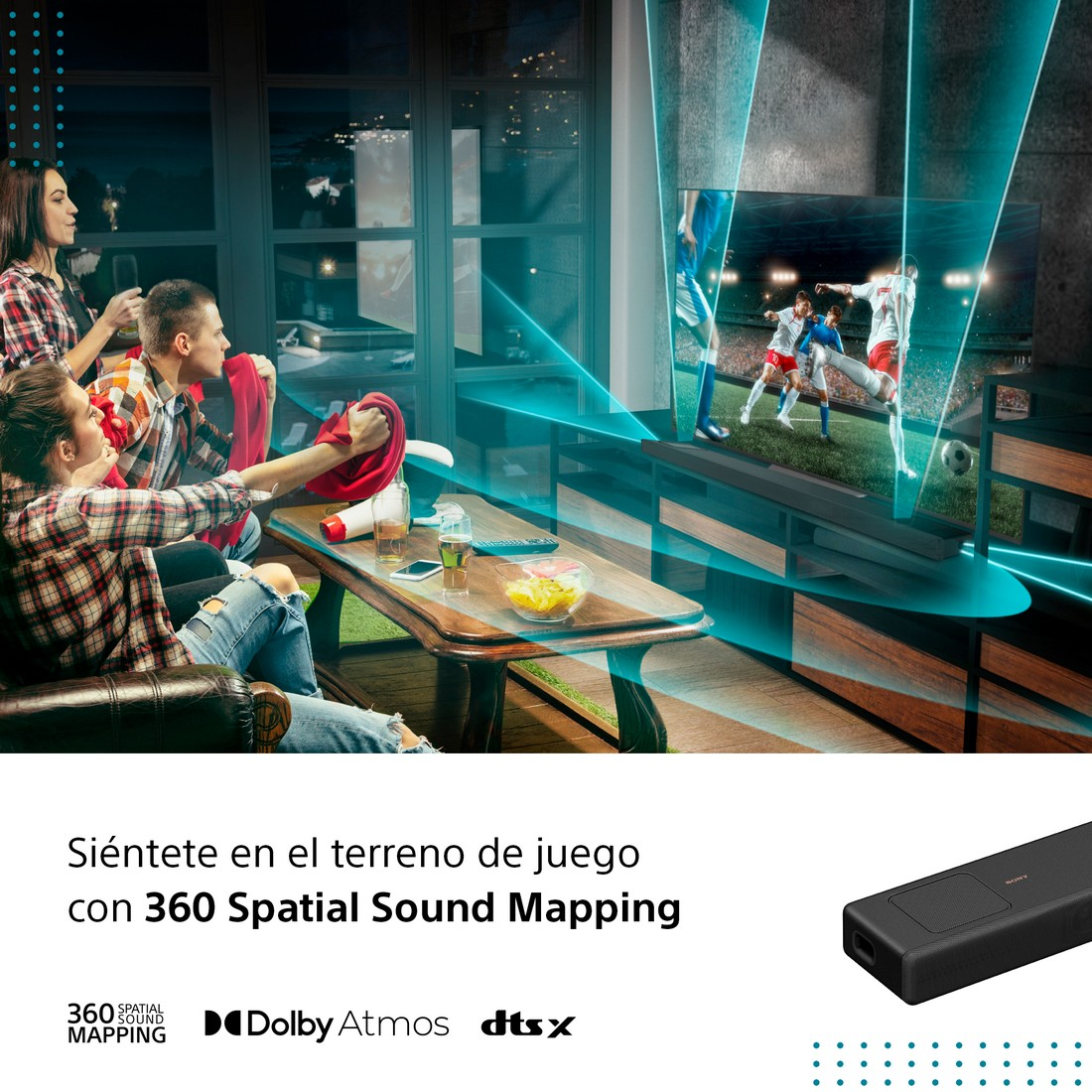 Personas viendo un partido de fútbol en la televisión. Barra de sonido en primer plano.